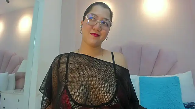 Chloe Thomsoon  online show from April 23, 2026, 12:22 pm