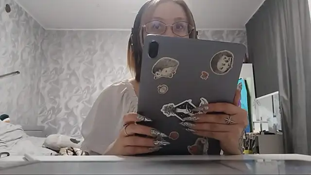 MyungWormington online show from April 25, 2026, 1:52 pm