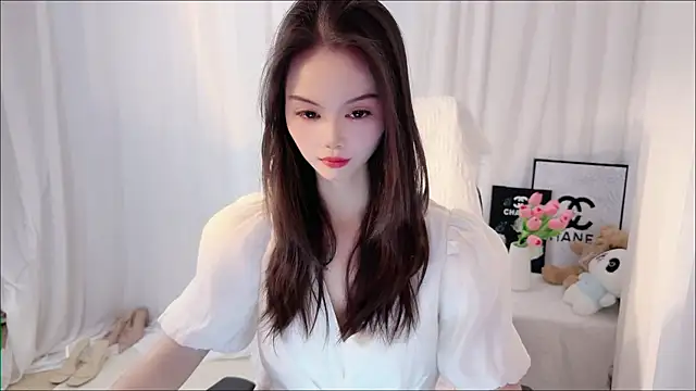 Ella-001 online show from April 29, 2026, 9:13 am