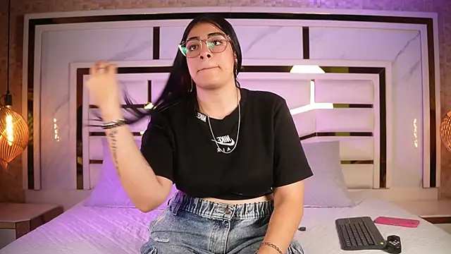 nicole sm online show from April 24, 2026, 3:30 am