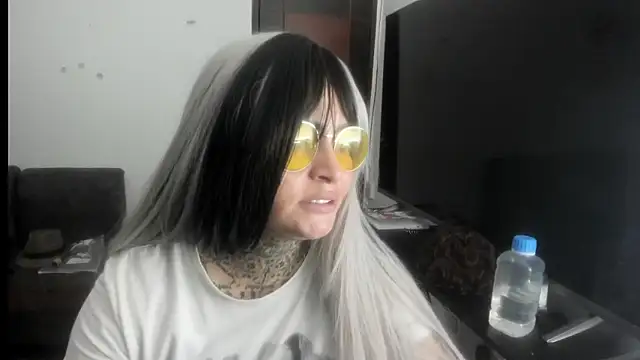 romina23 online show from May 19, 2026, 10:28 pm