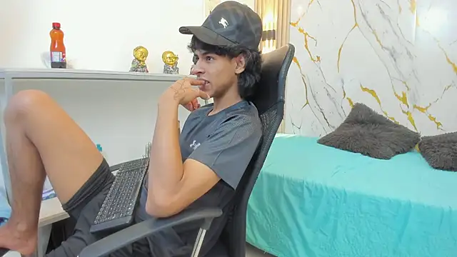 Snapshot of Zayn_Fox32 chatting on April 27, 2026, 7:23 pm Zayn Fox32 online show from April 27, 2026, 7:23 pm