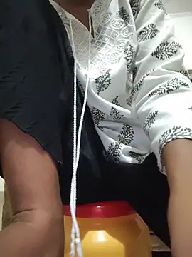 ESHA-LOVE online show from May 15, 2026, 11:25 pm