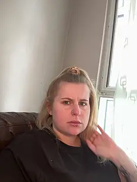 Snapshot of taylor-b chatting on April 29, 2026, 11:47 am taylor-b online show from April 29, 2026, 11:47 am