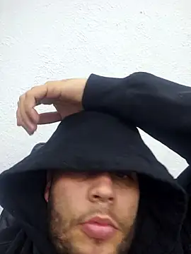 Lulo01 online show from May 6, 2026, 4:33 pm
