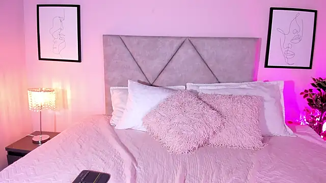Emiilyh  online show from June 5, 2026, 7:19 pm