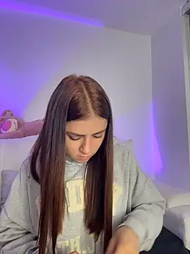 EmilyCxx online show from August 5, 2026, 3:33 am