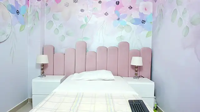 Miabloom19  online show from July 16, 2026, 11:24 pm