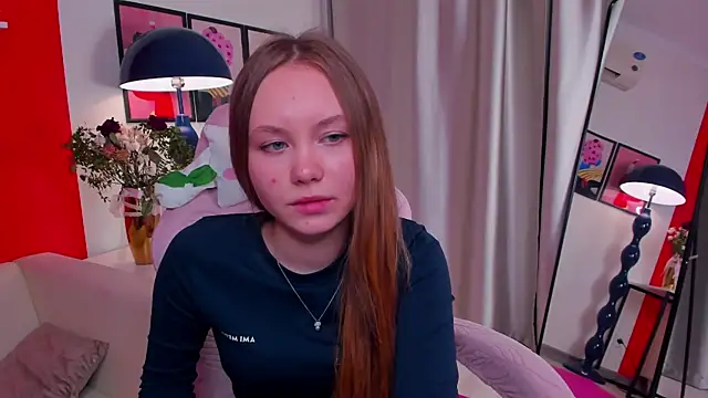 FloraLarsson online show from May 5, 2026, 3:48 pm