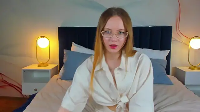 FloraLarsson online show from June 3, 2026, 3:07 am