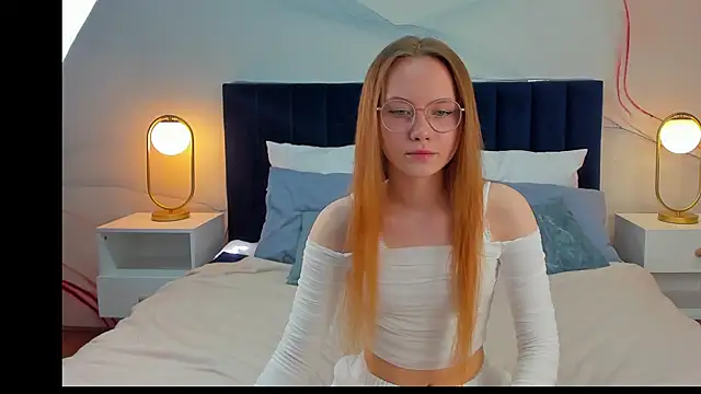 FloraLarsson online show from May 28, 2026, 3:47 am