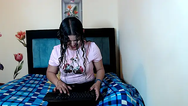 LUCYXS1 online show from May 5, 2026, 12:08 pm