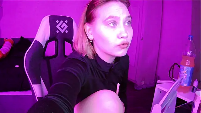 SuzieAllen online show from May 14, 2026, 5:43 pm