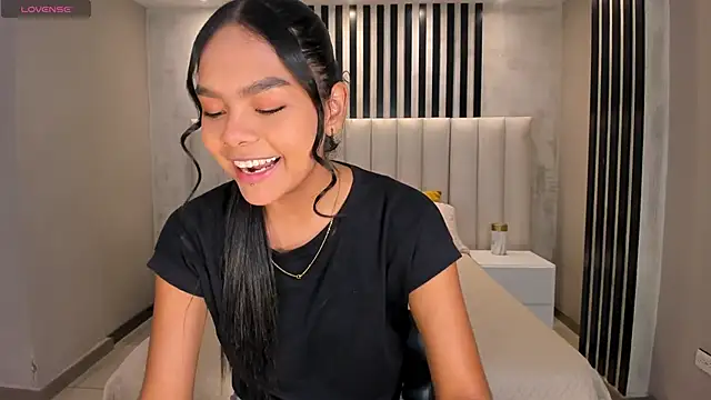 Snapshot of SaphiraJames chatting on May 28, 2026, 2:30 am SaphiraJames online show from May 28, 2026, 2:30 am