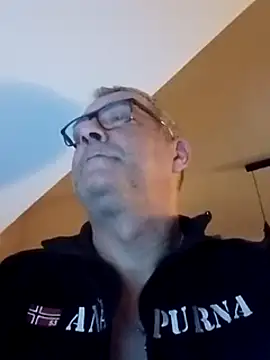 Snapshot of Soloyan chatting on January 9, 2025, 6:06 am Soloyan online show from January 9, 2025, 6:06 am