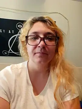 Snapshot of Thatonebinch chatting on May 23, 2026, 4:17 pm Thatonebinch online show from May 23, 2026, 4:17 pm