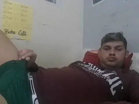 Andriuz001 online show from May 6, 2026, 2:10 pm
