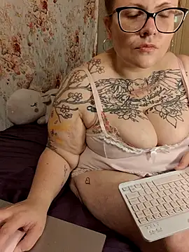 leighlamarie online show from May 19, 2026, 4:52 am