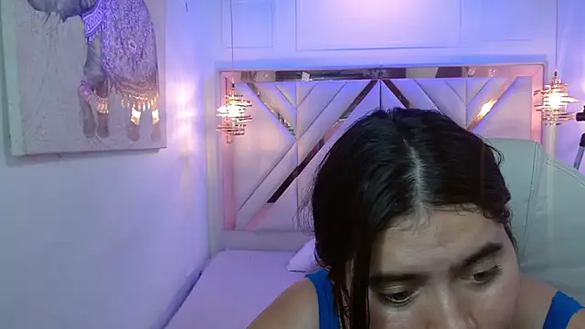 Laurha  online show from July 23, 2026, 7:32 pm