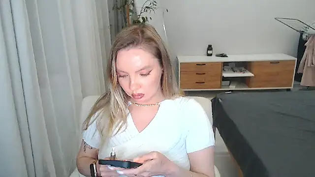PolinaXXXXXJones online show from May 7, 2026, 6:33 pm