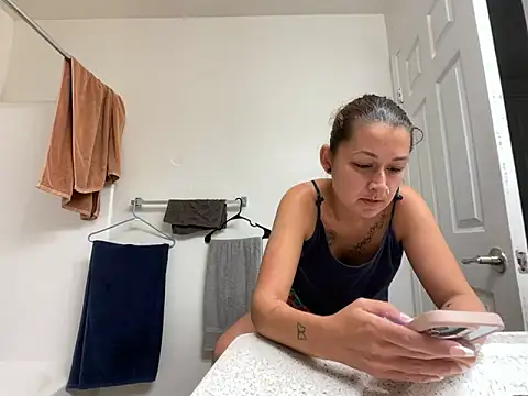 Snapshot of Baybeecakes chatting on May 17, 2026, 4:01 am Baybeecakes online show from May 17, 2026, 4:01 am