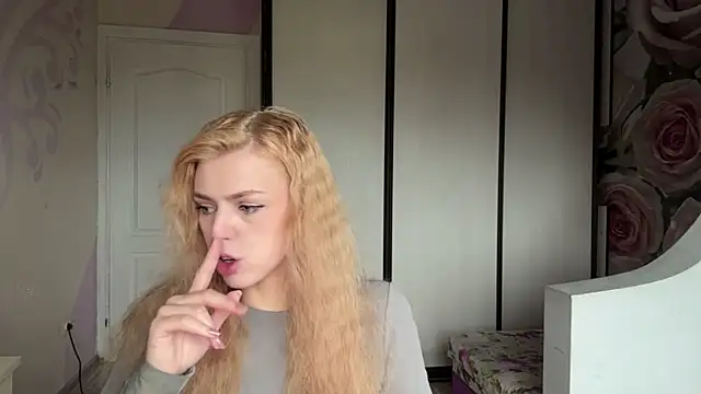 ScarlettRosy online show from May 18, 2026, 3:50 am