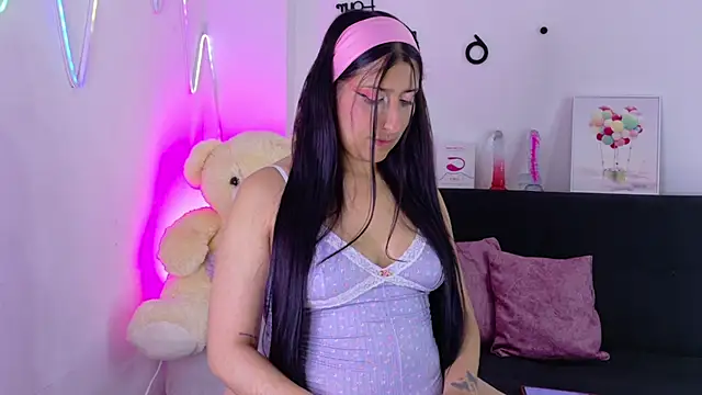 Sara Blum online show from June 22, 2026, 2:06 am