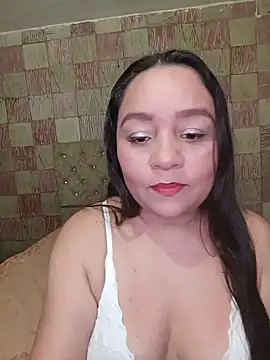chicatraviesa24 online show from June 17, 2026, 2:33 am