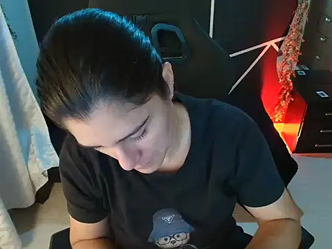 LUCYMILF SEXY online show from May 10, 2026, 1:36 pm