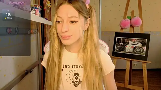 MiaMooonn online show from June 4, 2026, 1:38 pm
