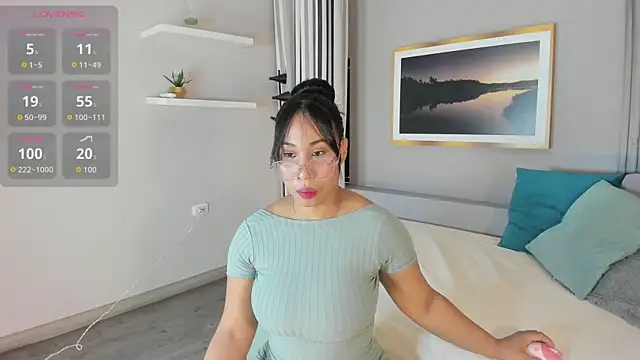 Karlie moore  online show from May 29, 2026, 1:50 pm
