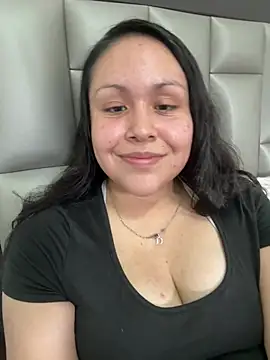 Snapshot of KeniaLuna chatting on July 28, 2026, 7:39 pm KeniaLuna online show from July 28, 2026, 7:39 pm