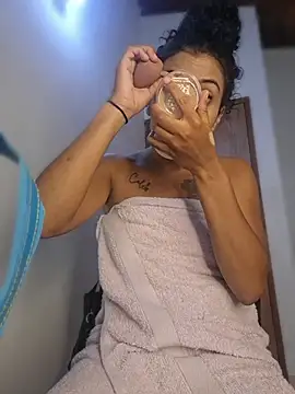 Alondra1810 online show from June 19, 2026, 9:42 pm