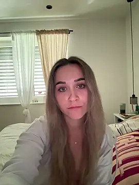 LillyStarr online show from May 26, 2026, 3:32 pm