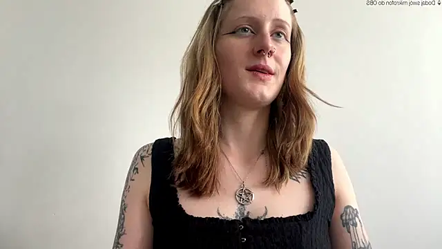 LaraLovely online show from June 4, 2026, 12:32 pm
