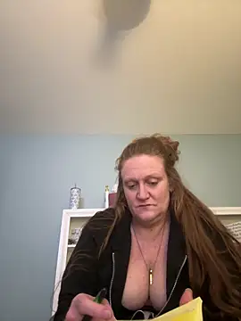 Snapshot of Kellilyn10 chatting on June 18, 2026, 2:32 am Kellilyn10 online show from June 18, 2026, 2:32 am