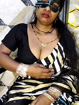 Juli 80 online show from May 15, 2026, 7:45 pm