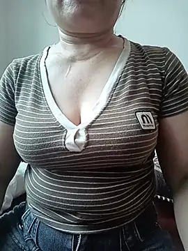 Snapshot of -Lytina- chatting on August 3, 2026, 4:53 am -Lytina- online show from August 3, 2026, 4:53 am