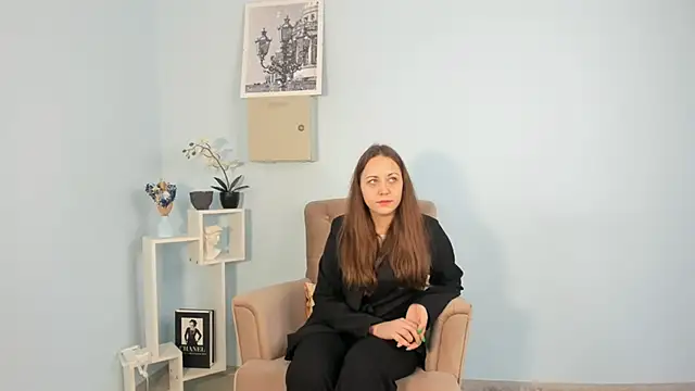 KarineDenick online show from May 12, 2026, 6:32 am