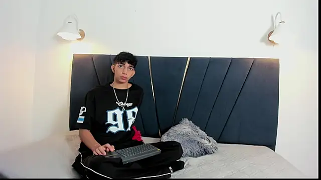 ero boy40 online show from May 17, 2026, 3:17 am
