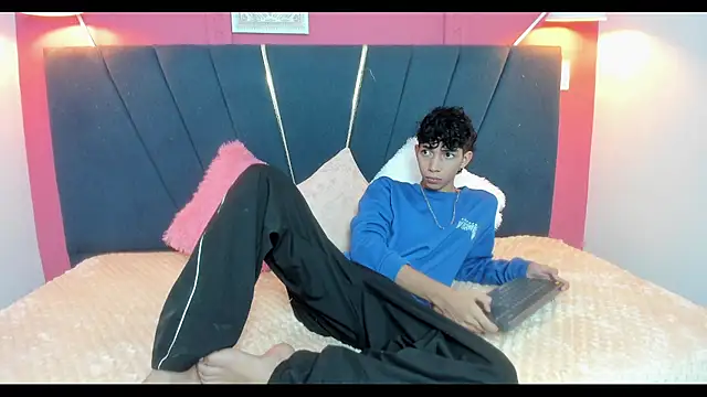 ero boy40 online show from June 3, 2026, 4:46 am