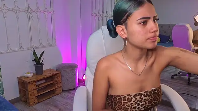 baby julieta00 online show from May 22, 2026, 12:03 pm