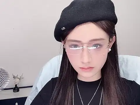  222Mia online show from May 13, 2026, 3:13 am