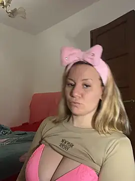 Snapshot of AllisonLove2 chatting on July 13, 2026, 7:35 pm AllisonLove2 online show from July 13, 2026, 7:35 pm