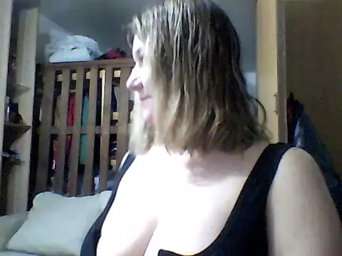 Snapshot of AllisonLove2 chatting on June 13, 2026, 3:37 am AllisonLove2 online show from June 13, 2026, 3:37 am