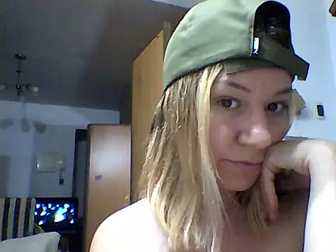 Snapshot of AllisonLove2 chatting on June 1, 2026, 1:39 am AllisonLove2 online show from June 1, 2026, 1:39 am