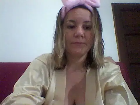 Snapshot of AllisonLove2 chatting on June 10, 2026, 2:46 am AllisonLove2 online show from June 10, 2026, 2:46 am