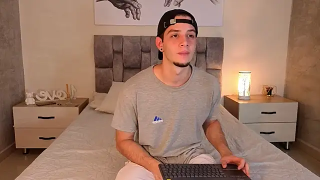 isaacblaze  online show from May 22, 2026, 3:59 am