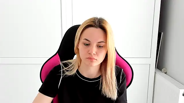 Emma starrs  online show from May 17, 2026, 12:05 pm