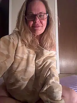 christinamoon0612 online show from May 19, 2026, 5:14 am